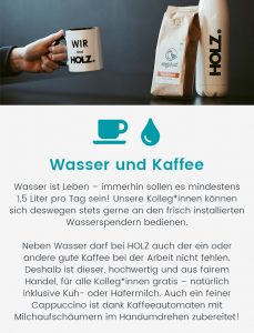 Eine Hand hält eine Tasse mit dem Aufdruck WIR sind HOLZ neben einer Kaffeepackung und einer Trinkflasche.