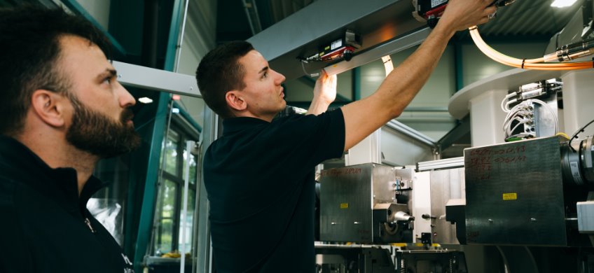 Zwei Techniker bei der Wartung einer Industriemaschine